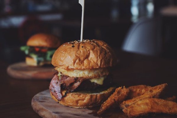 Calories McDo : tableau complet des menus et burgers