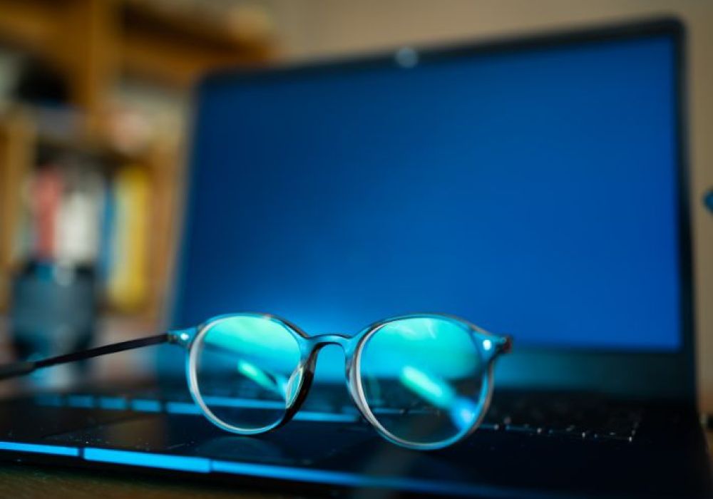 Les effets de la lumière bleue sur notre santé visuelle et les bienfaits des lunettes anti-lumière bleue