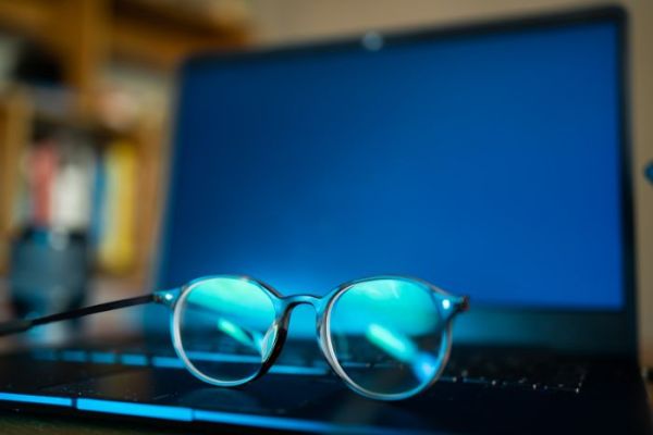 Les effets de la lumière bleue sur notre santé visuelle et les bienfaits des lunettes anti-lumière bleue