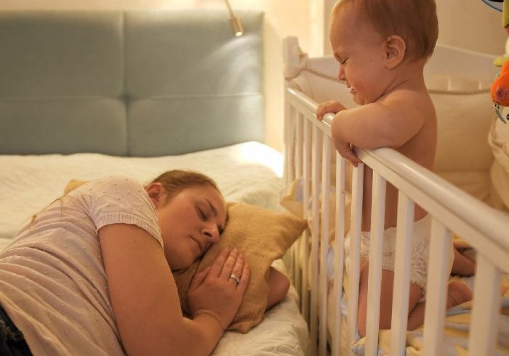 Nourrisson pleure de fatigue mais ne veut pas dormir : 5 conseils pour endormir bébé