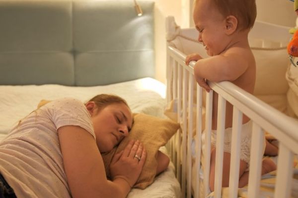 Nourrisson pleure de fatigue mais ne veut pas dormir : 5 conseils pour endormir bébé
