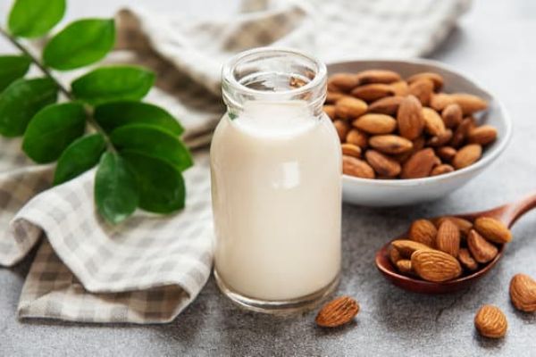 Tout savoir sur le lait d'amande : valeurs nutritionnelles et bienfaits