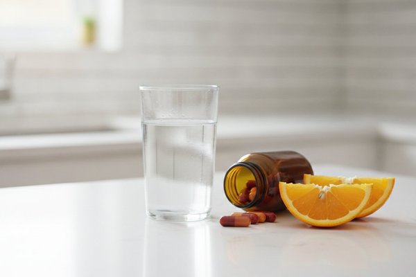 Urine Jaune Fluorescent : Causes, Vitamines et Quand Consulter
